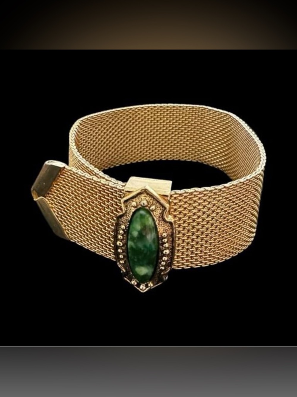 Vintage Sarah Coventry
Gold plated mesh bracelet with Jade stone.